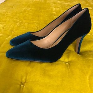 Blue velvet pumps
